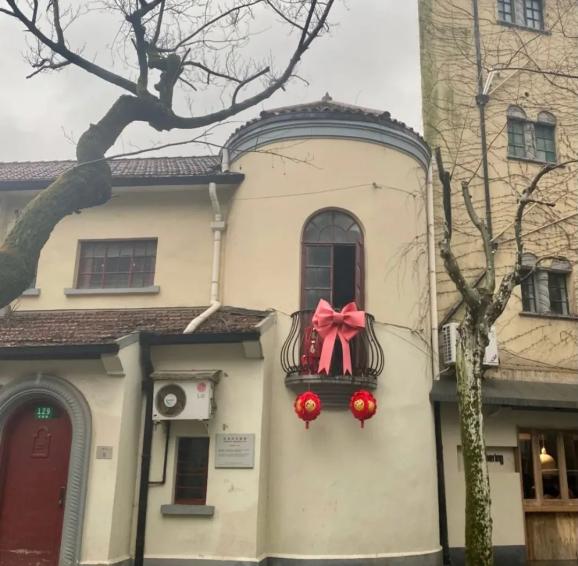 武康路蝴蝶结走红扰民别再浪漫美化荒诞打卡点