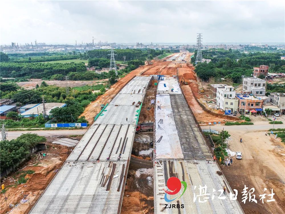 新进展湛江大道路百蓬路大桥完成预制箱梁架设