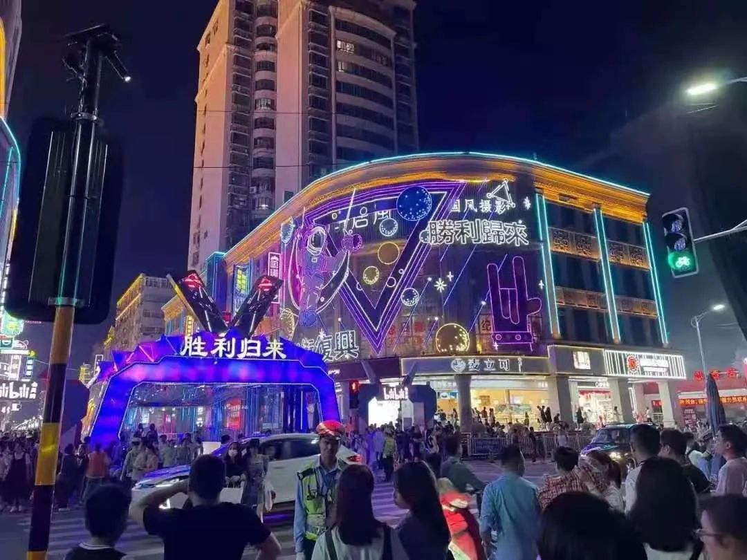 游客龚媛说:"刚从万寿宫历史街区走出来,进入胜利路步行街,是一种完全