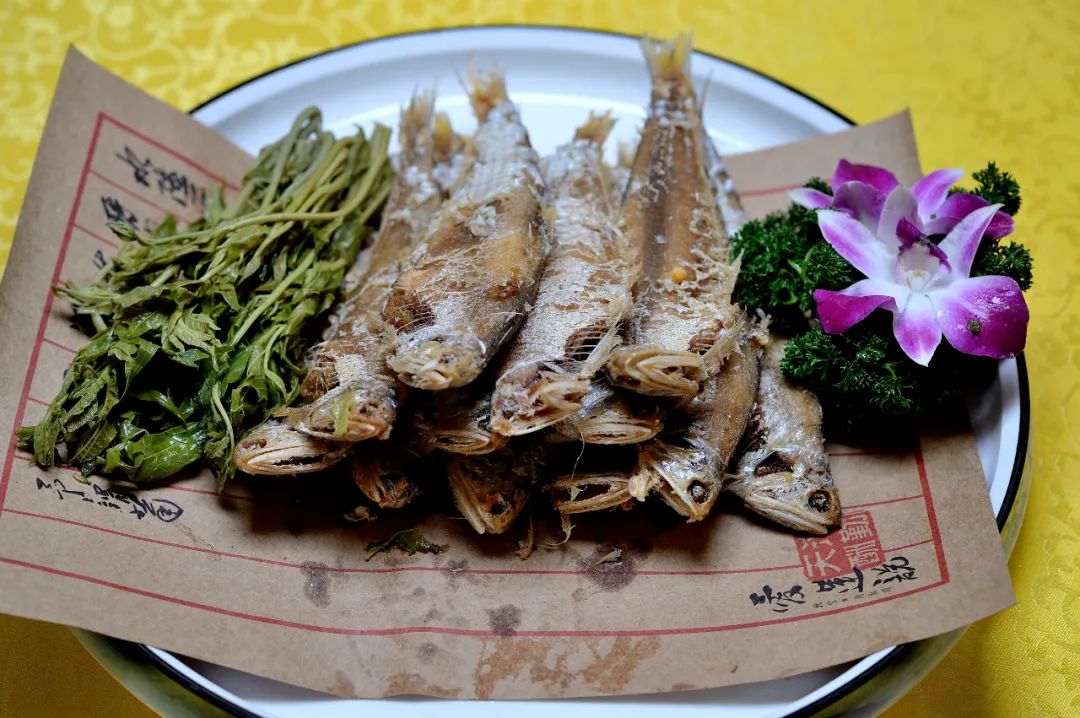 黄鲫子鱼刺多,但只要用一个煎饼卷着吃,就不怕刺多了.