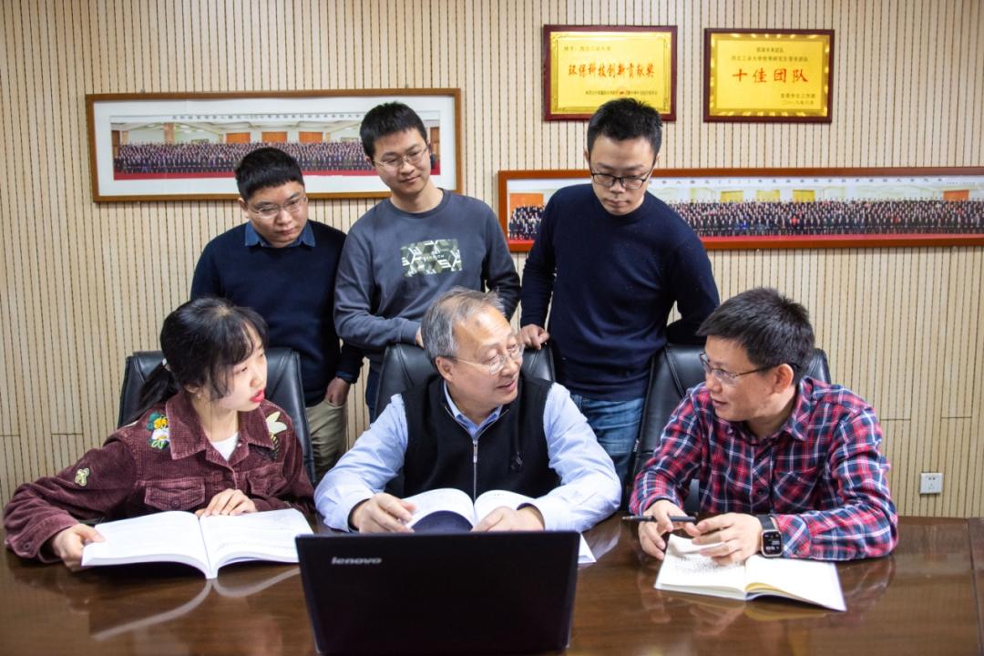 1991年,介万奇获得了"洪堡奖学金"的资助,远赴柏林工业大学进行合作