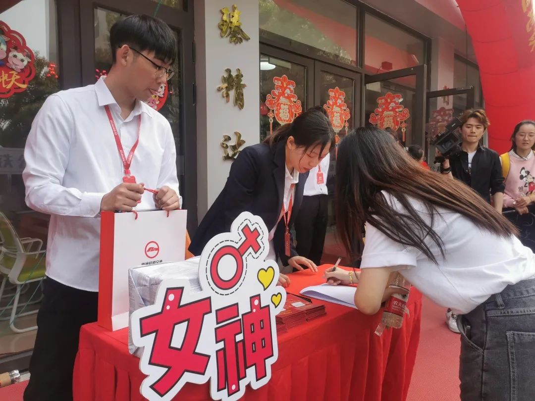 "展晓义告诉记者,自2017年起,公司与南京铁道,西安铁职院等25所传统