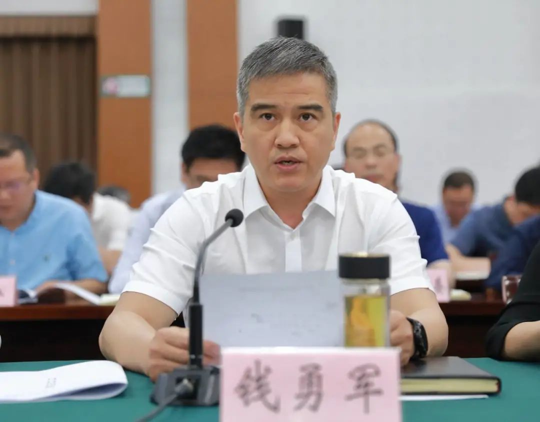 市委常委,常务副市长钱勇军通报了全市一季度经济运行情况.