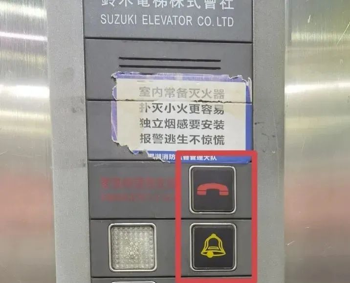 也许是意识到不对劲,他开始按警铃,拍打电梯门,但都没有得到回应