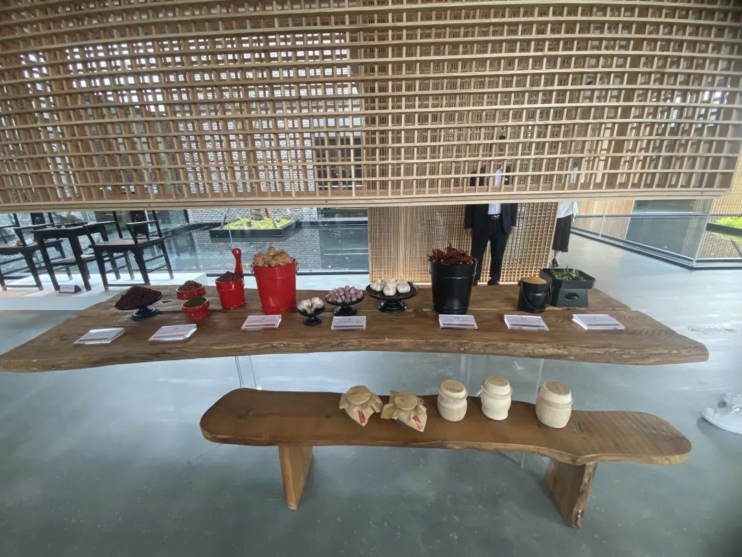 13岁入正兴园学徒,拜名厨关正兴为师;16岁即可单独上灶事厨,曾三次随