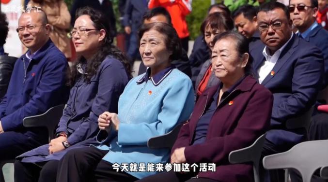 石梅手里至今保留着乌兰夫送给她的亲笔题词,这也让她成为家族里最