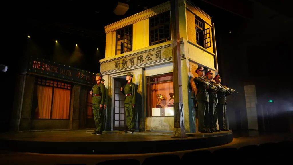 以初心傳承經典同濟版霓虹燈下的哨兵首演成功