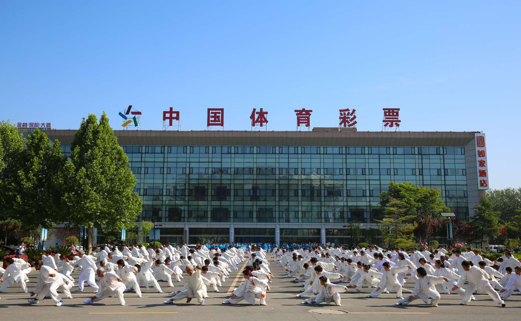 德州全市太极拳展演体育晨报5月8日讯近年来,德州市以大力推广普及