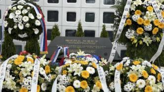 让人热泪盈眶，当年被炸的中国大使馆前，现在摆满了鲜花