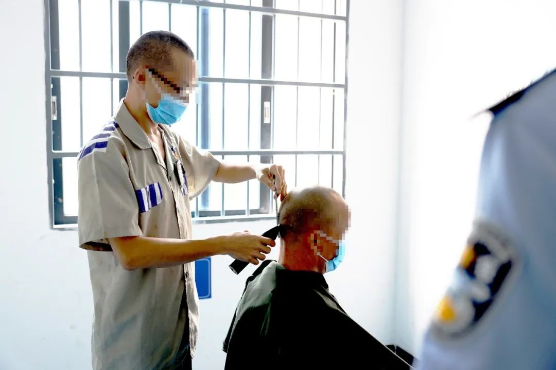 监狱服刑期间付出惨痛的代价而误入歧途没有正确认清劳动与财富之间的