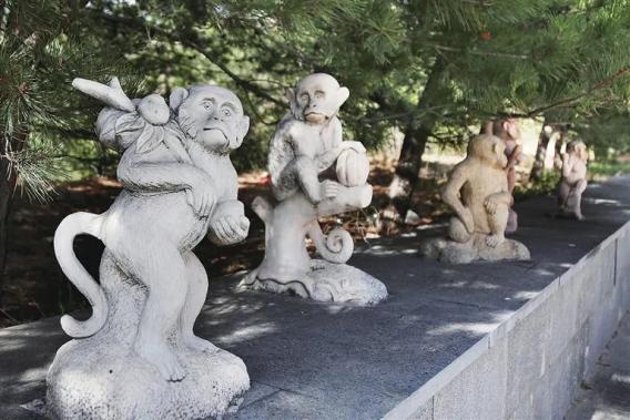 澎湃号>太原日报>小石猴雕塑西游文化园据园区负责人孙烨讲,蟠桃园在