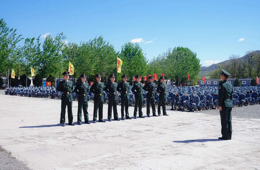 军训基地代表中国人民解放军66329部队,军训团参谋长杨智超作开训动员