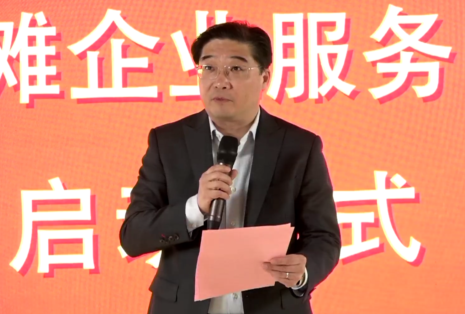 虹口区副区长郑宏致辞