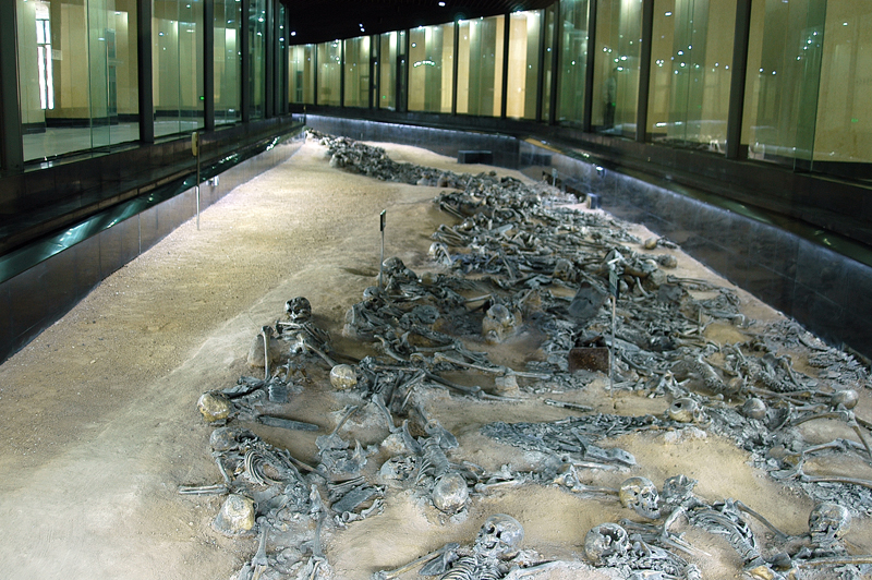 在当年惨案现场建有"平顶山殉难同胞遗骨馆",经前廊进入正厅,中间是