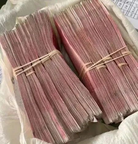 于是立刻将整袋现金带回调度室,交给调度员叶小美.