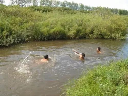 柳州初中生水潭游泳不幸溺亡村里人说水潭中有漩涡