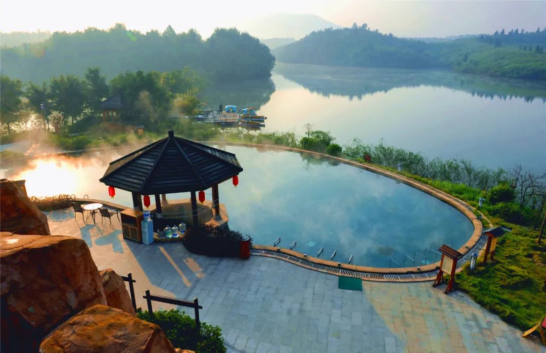 龙佑赤壁温泉度假区坐落在风景秀美的五洪山麓,周围青山绿水,环境清幽