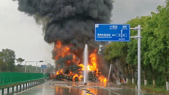 20吨汽油油罐车侧翻爆燃59名消防员救援场面震撼