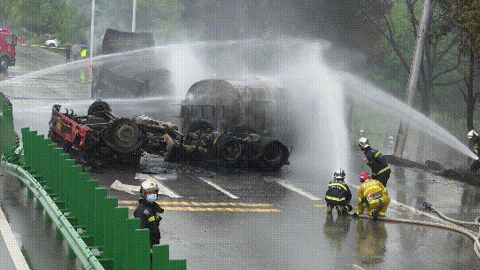 20吨汽油油罐车侧翻爆燃59名消防员救援场面震撼