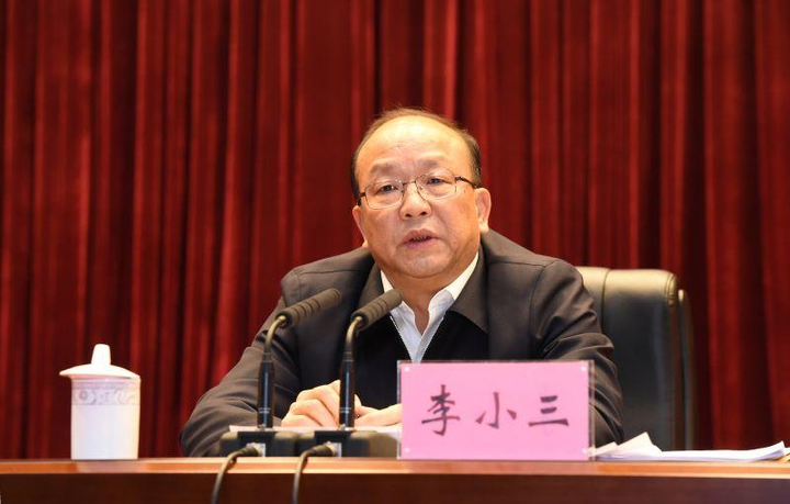 李小三,58岁,江西吉安人,曾任中组部干部教育局局长兼学院工作办公室