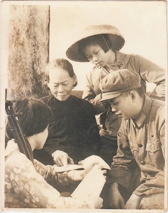 1970年代,紅色娘子軍民兵連戰士和紅色娘子軍老戰士在一起.(資料圖)