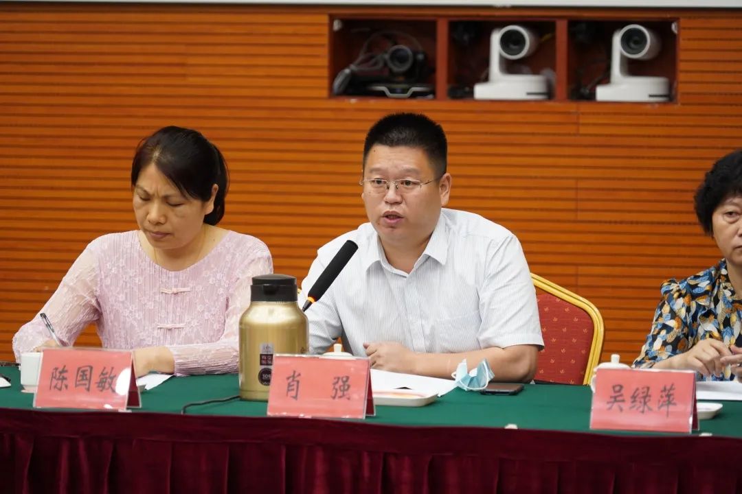 副市长,市公安局局长申勇强,市中级人民法院院长施适参加座谈会.