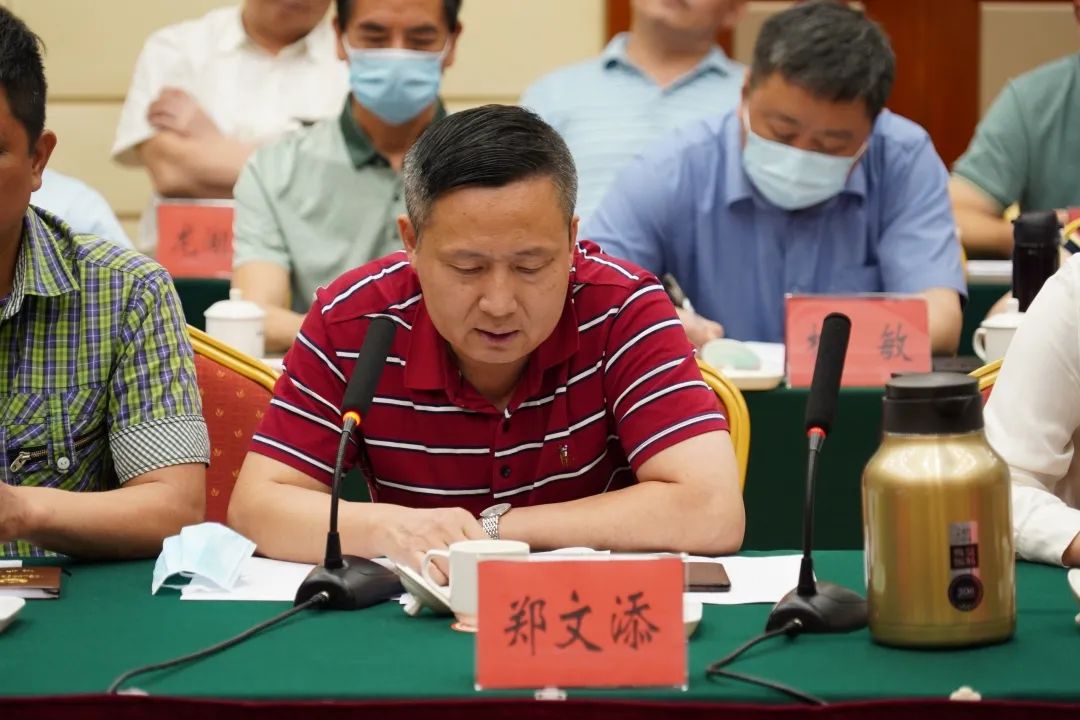 副市长,市公安局局长申勇强,市中级人民法院院长施适参加座谈会.