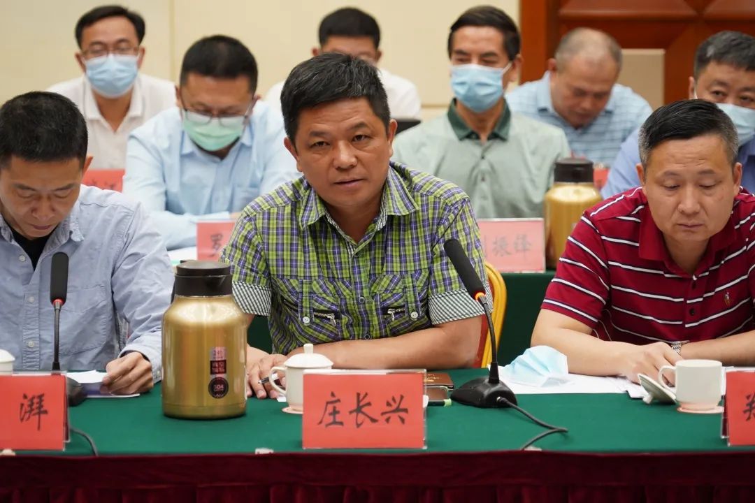 副市长,市公安局局长申勇强,市中级人民法院院长施适参加座谈会.