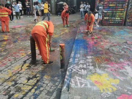 近日,又遭遇了游客和粉丝的乱涂乱画