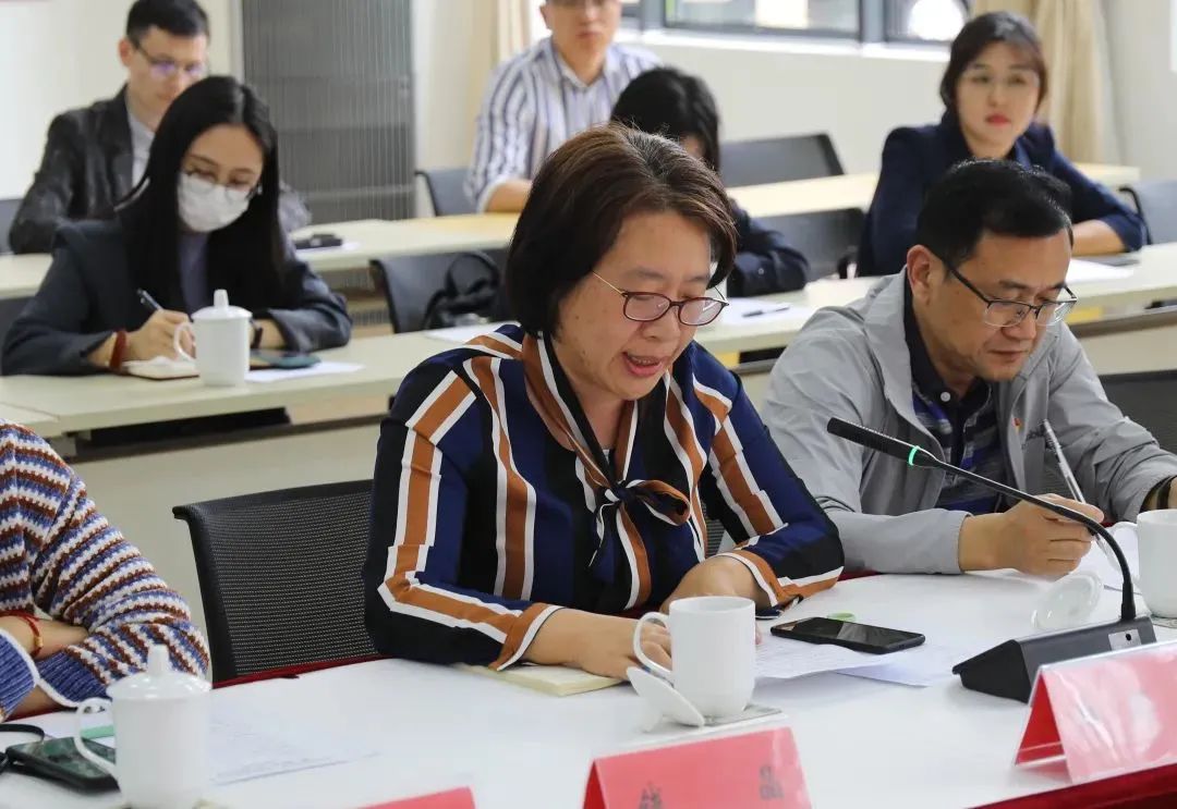 区委统战部副部长,机关党支部书记沈钰介绍挂职工作安排.