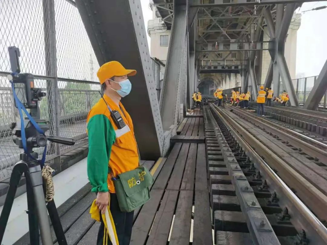 施工负责人一声令下,武汉桥工段管内武汉长江大桥第9孔下行铁路桥面上