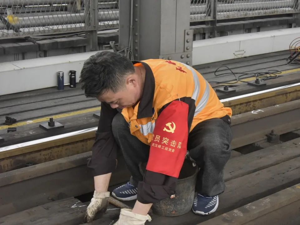 万里长江第一桥换枕记