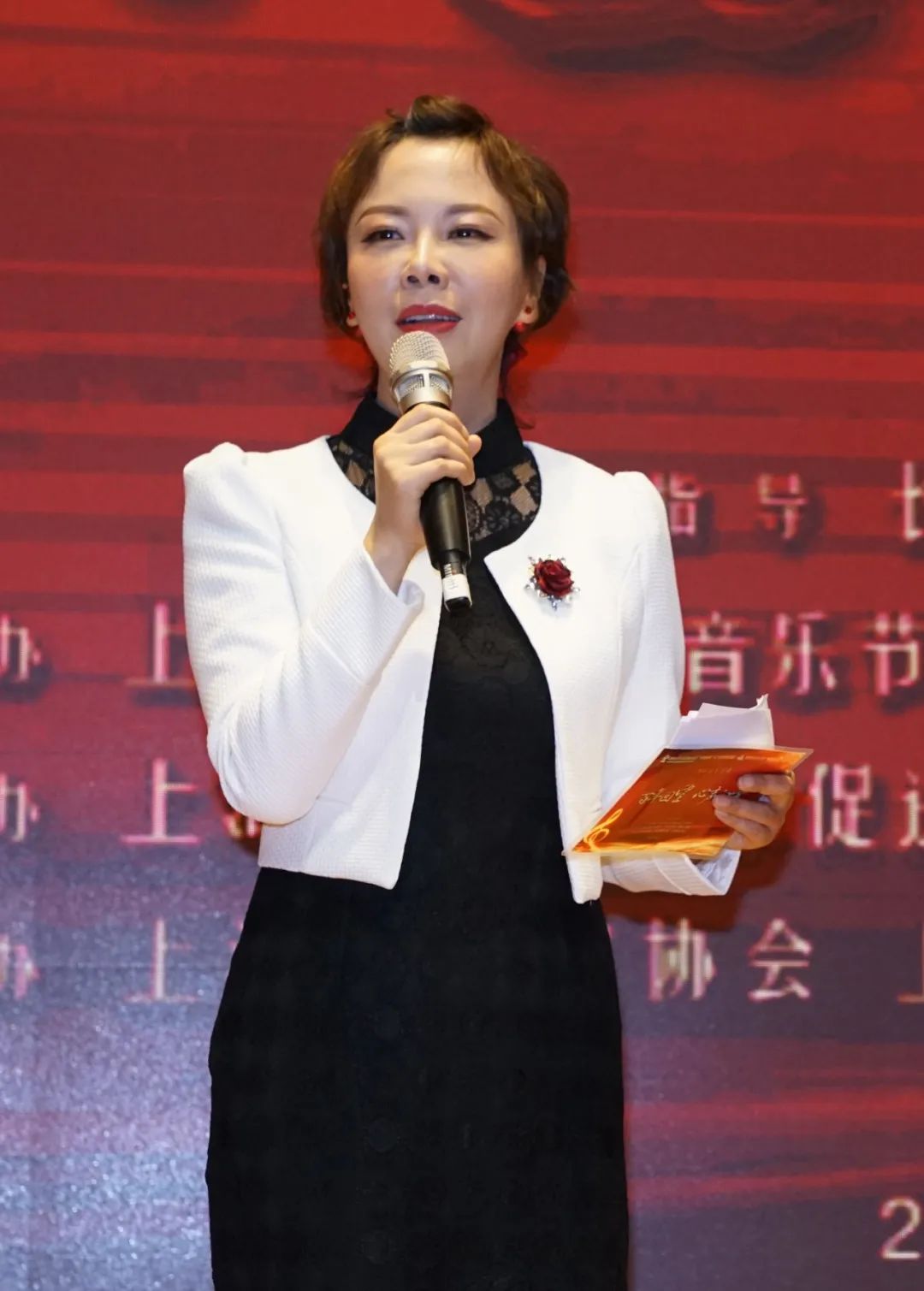 主持人晓露:这次能以主持人的身份,与现场观众一起重温当年的红色经典