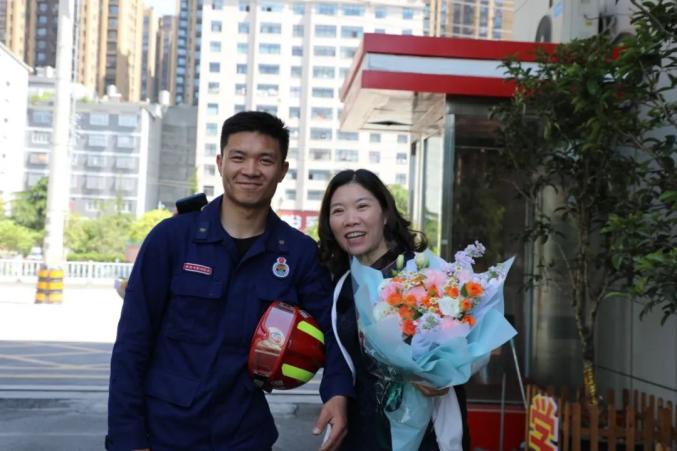 妈妈的拥抱,消防员最大的幸福