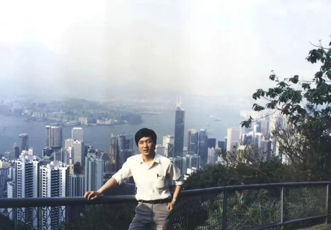 1989年,杨伟去香港学习1998年年仅35岁的杨伟成为歼10飞机飞行控制