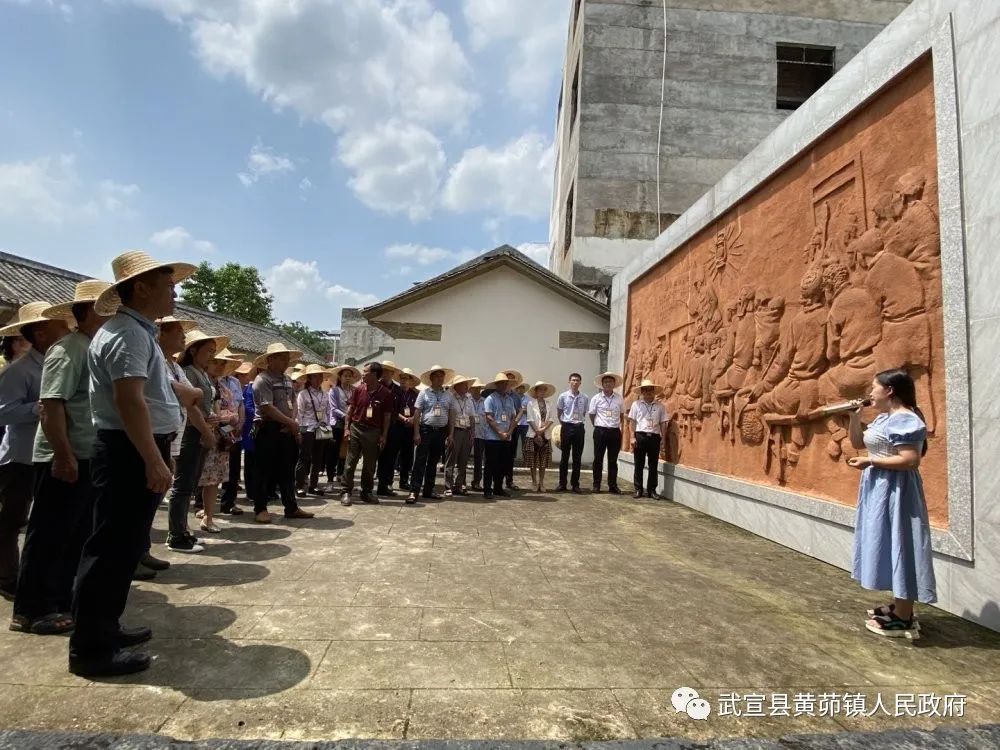 牢记初心使命党代表们先后参观了刘氏宗祠(支部所在地,韦天强故居,并