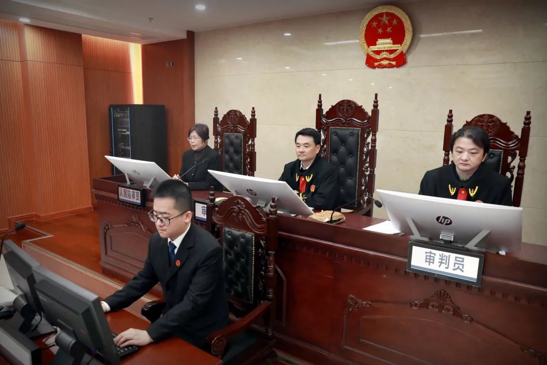 弘扬英模精神四陆超为创新披甲的法律人