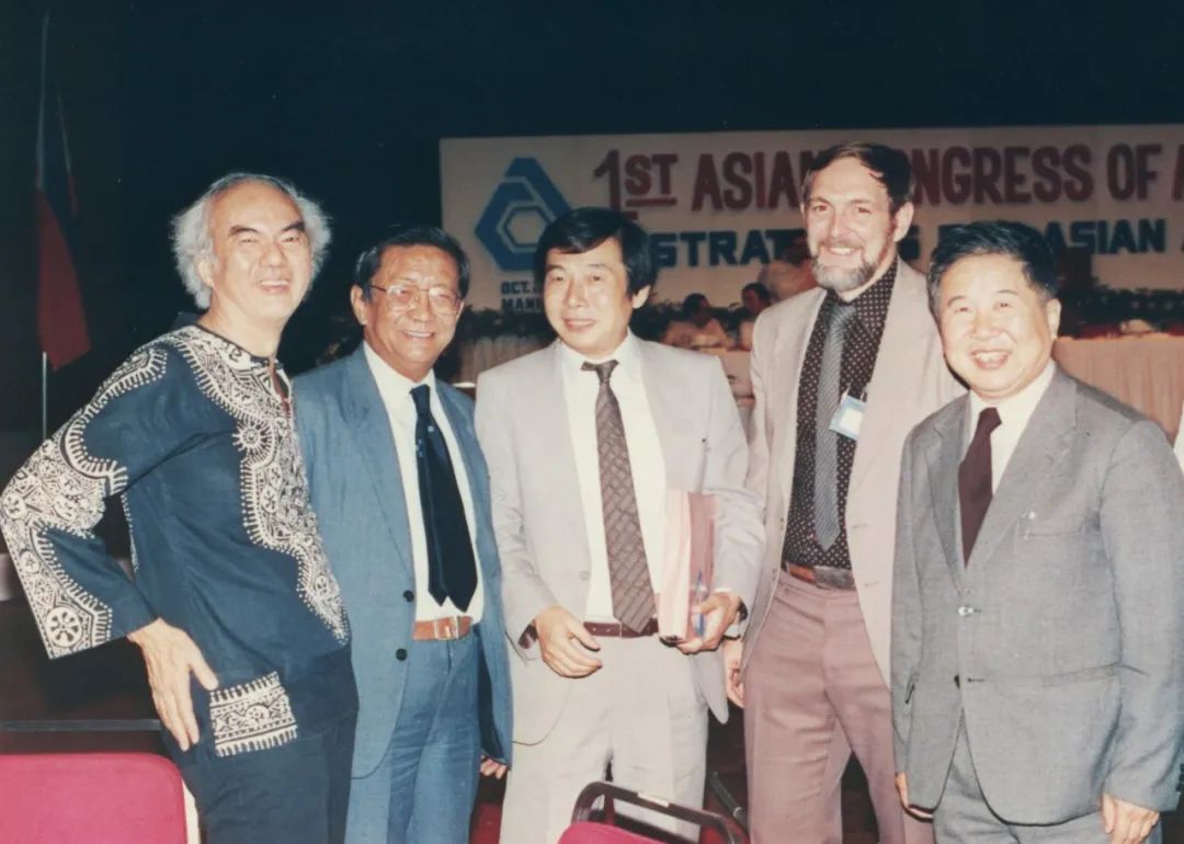 吴良镛先生与陈占祥先生等在一起