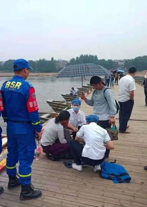 点半,一名18岁的南康区少年,与几名朋友相约来到建春门浮桥船上吃夜宵