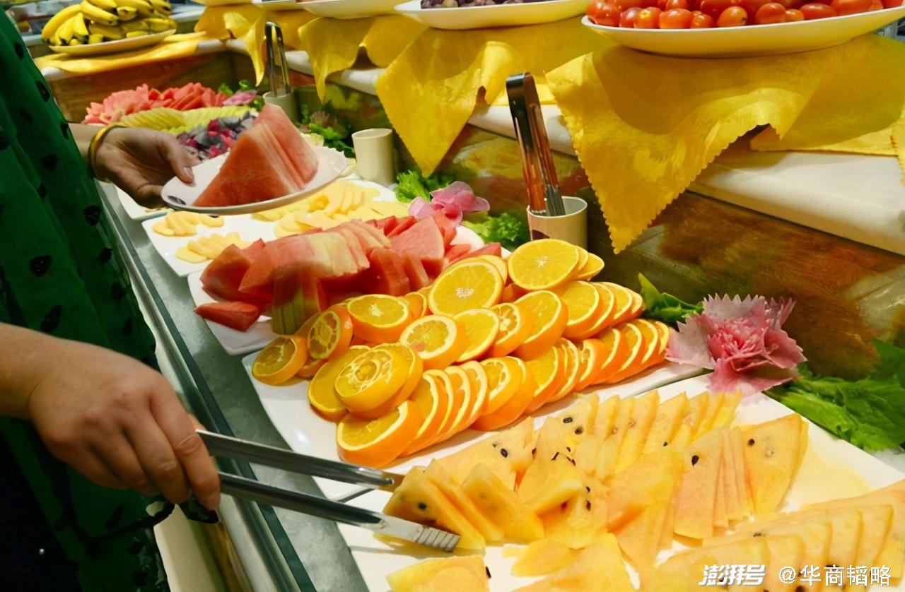 日本游客为何忽视海鲜却疯抢中国自助餐厅水果