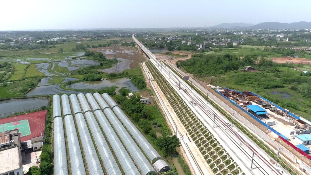 安九高铁宿松段正线铺轨完成!