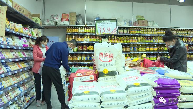 在黑河市区一家生鲜超市,醒目的宣传牌在收银区旁悬挂,吸引着人们关注