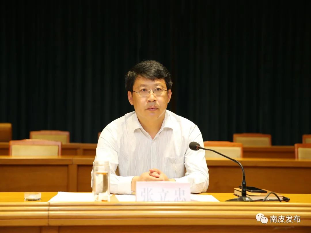 县委副书记张立忠主持会议并讲话.