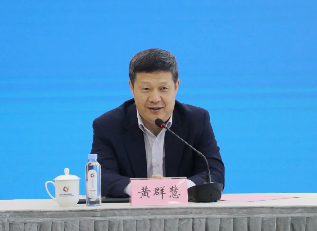 黄群慧所长和施艾珠部长一起为中国社会科学院经济研究所温州民营经济