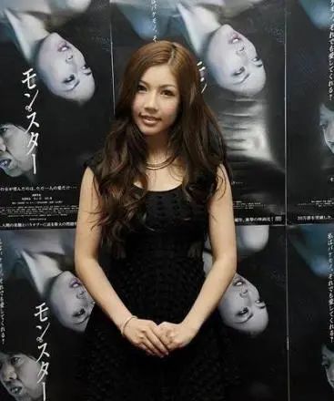 比赛失误卖身自杀整容这位世界冠军的人生有多荒诞