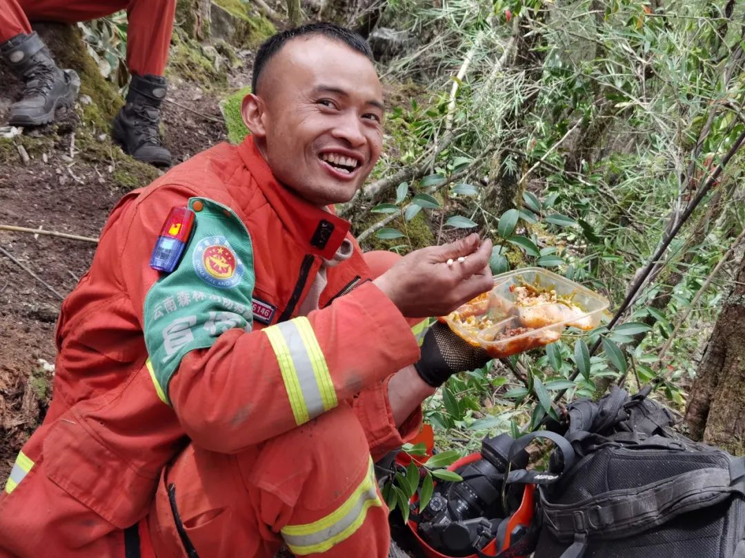 能给予安慰 今天 让我们一起走进火场 欣赏消防指战员微笑的美丽 看看