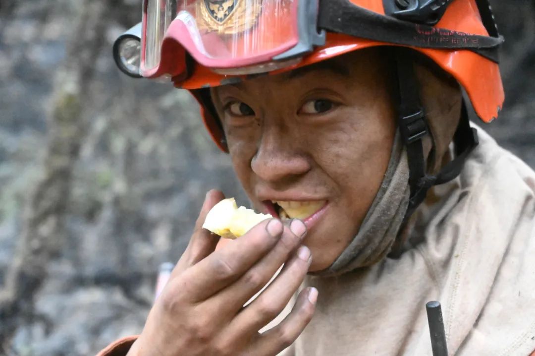 能给予安慰 今天 让我们一起走进火场 欣赏消防指战员微笑的美丽 看看