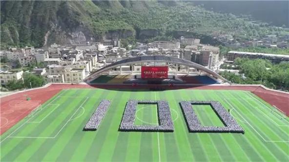 5月8日上午,我县七一南坪中学举行了主题为"书写红色百年,铭记光辉