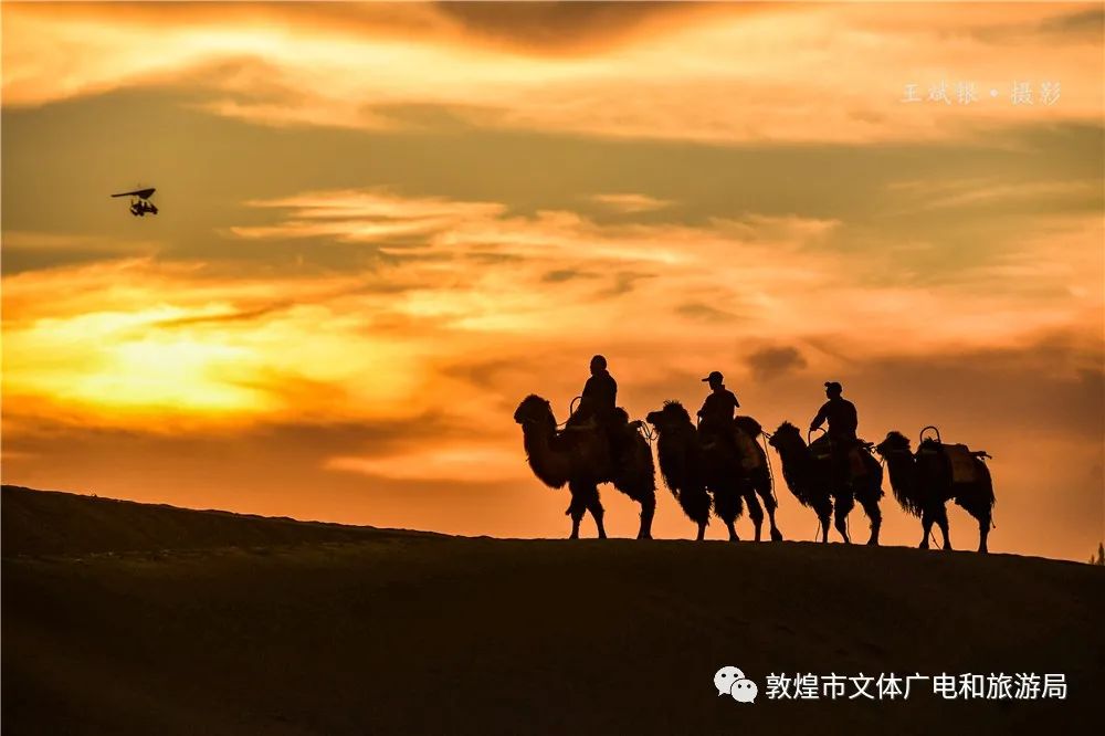 【美景敦煌】敦煌大漠祥云缭绕,出现难得的红云景象