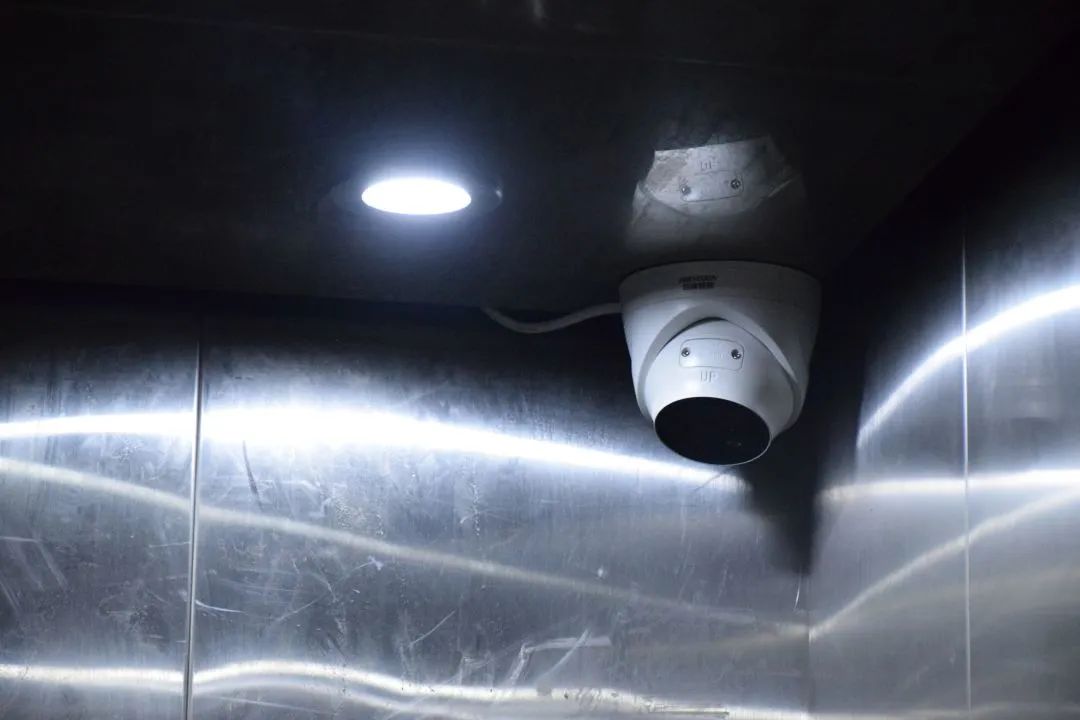 记者了解到,"阻车"系统通过电梯里的监控摄像头和地上的承重感应器
